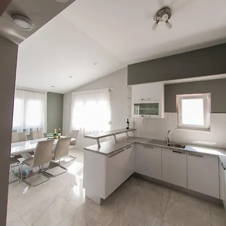 Anita-luxury Three Bedroom With Terrace Apartment *